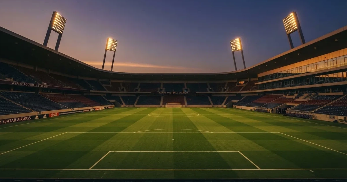 Een leeg voetbalstadion met lichtmasten bij schemering