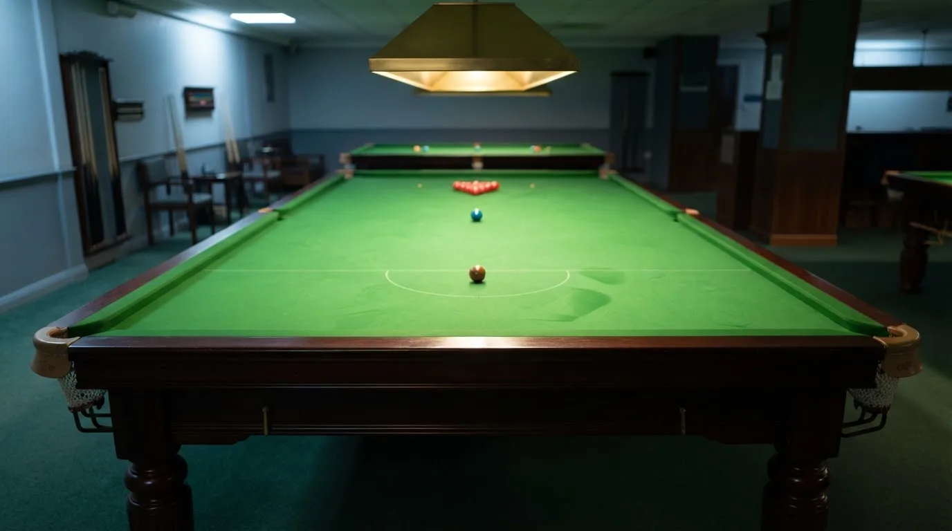 Een lege rechtszaal met houten banken in het ochtendlicht